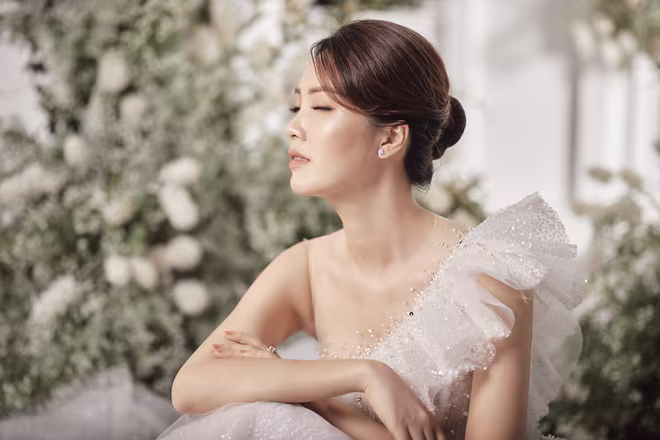 Nói về danh xưng Á hậu được cho là đã giúp cô rất nhiều trong công việc hiện tại, Thụy Vân khẳng định, cô không phủ nhận điều đó. Bởi nhờ vậy mà mọi người đã biết Thụy Vân là ai và tin tưởng giao cho cô cơ hội để thể hiện năng lực. Ngược lại, cô cũng phải nỗ lực hơn nhiều để không phụ sự kỳ vọng của mọi người. Thụy Vân giãi bày, danh hiệu Á hậu giúp cô có nhiều cơ hội trong nghề nghiệp nhưng không phải là yếu tố đảm bảo thành công. Nói về danh xưng Á hậu được cho là đã giúp cô rất nhiều trong công việc hiện tại, Thụy Vân khẳng định, cô không phủ nhận điều đó. Bởi nhờ vậy mà mọi người đã biết Thụy Vân là ai và tin tưởng giao cho cô cơ hội để thể hiện năng lực. Ngược lại, cô cũng phải nỗ lực hơn nhiều để không phụ sự kỳ vọng của mọi người. Thụy Vân giãi bày, danh hiệu Á hậu giúp cô có nhiều cơ hội trong nghề nghiệp nhưng không phải là yếu tố đảm bảo thành công.