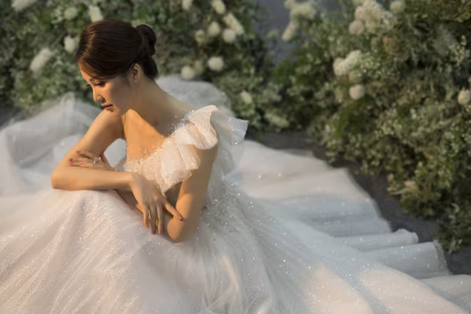 Thụy Vân chia sẻ, đứng trước tin đồn này, chồng tôi chỉ cười xòa và ngạc nhiên vì không hiểu sao mọi người lại có thể phao tin được như thế. Người đẹp khẳng định, cô vẫn đang sống hạnh phúc bên chồng. Thụy Vân chia sẻ, đứng trước tin đồn này, chồng tôi chỉ cười xòa và ngạc nhiên vì không hiểu sao mọi người lại có thể phao tin được như thế. Người đẹp khẳng định, cô vẫn đang sống hạnh phúc bên chồng.