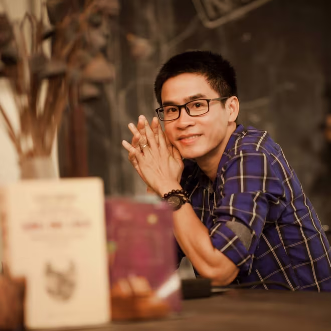 Nhà thơ Nguyễn Phong Việt ra mắt tập thơ mới viết về “lưng chừng tuổi trẻ” ảnh 2 Nhà thơ Nguyễn Phong Việt ra mắt tập thơ mới viết về “lưng chừng tuổi trẻ” ảnh 2