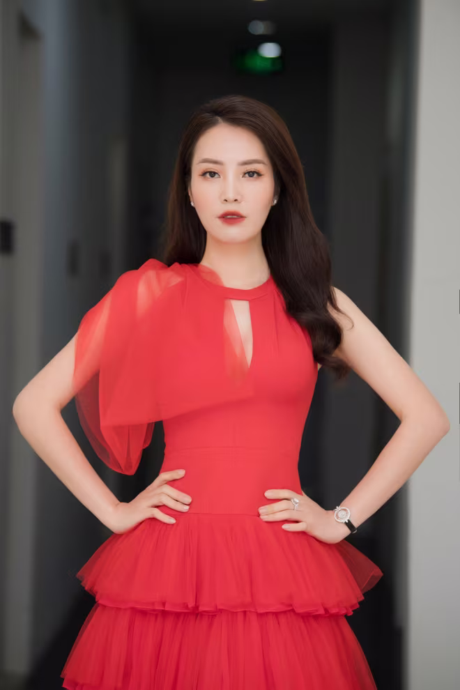 Tết năm nay, Á hậu Thuỵ Vân được lãnh đạo VTV giao cho vai trò người dẫn chương trình “Gặp gỡ diễn viên truyền hình”,&quot;Gala việc tử tế&quot;...