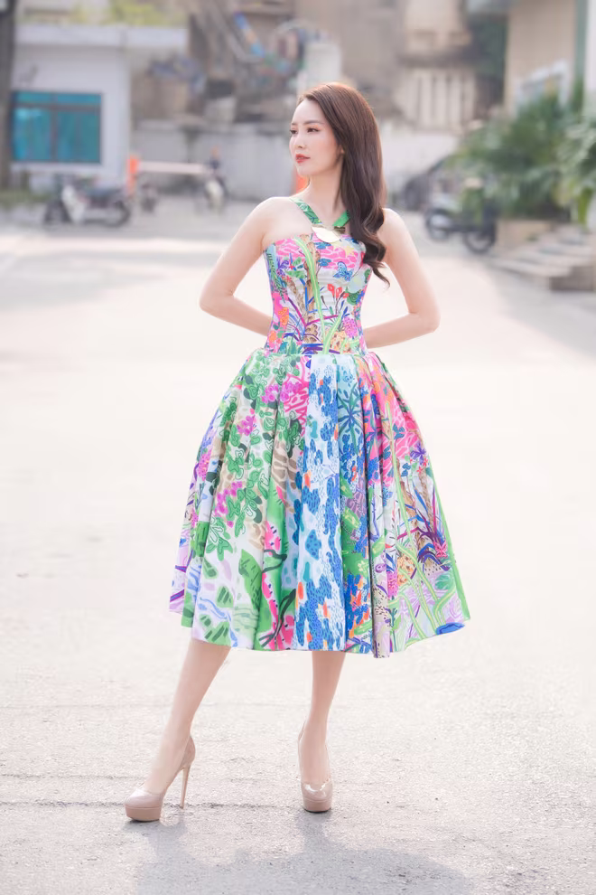 Thuỵ Vân cho biết, sau khi bay từ TPHCM ra, cô lao thẳng đến bệnh viện. Bởi ngày cô quay trở lại Hà Nội cũng là lúc bố cô nhập viện để cắt bỏ một bên thận. Quãng thời gian từ sân bay về đến viện mà lòng cô như “lửa đốt” và chỉ biết cầu nguyện cho bố, cầu mong cho ca mổ thành công.