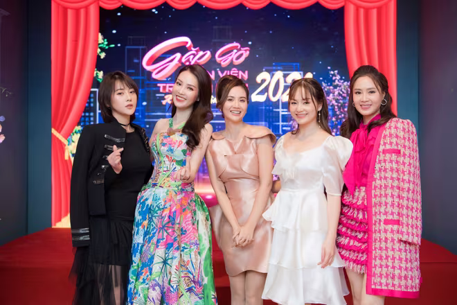 Á hậu Thuỵ Vân tiết lộ: “Để chuẩn bị cho buổi ghi hình, tôi đã chuẩn bị vài bộ phục trang. Tuy nhiên, tối đến trợ lí mới nói sáng sớm sẽ mang cho tôi một bộ áo dài của NTK Hoà Nguyễn trước buổi ghi hình. Điều này khiến tôi rất lo lắng. Vì tôi chưa mặc áo dài của chị Hoà Nguyễn bao giờ, nên e ngại số đo của mình không hợp với áo dài thì sẽ rất dở. Vì thế, trong lúc make up từ sáng sớm và đợi áo dài đến mà tôi khá “thót tim”. May sao mọi thứ diễn ra rất ưng ý”.