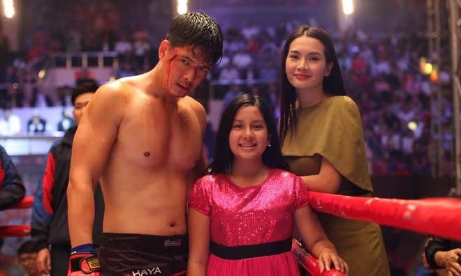 Bình Minh và Anh Thư vào vai đôi vợ chồng có một cô con gái nhỏ Bình Minh và Anh Thư vào vai đôi vợ chồng có một cô con gái nhỏ