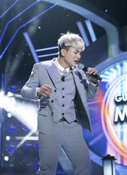 Khoảnh khắc Hoài Lâm hóa thân thành Sơn Tùng M-TP cũng được nhắc lại trong MV "I'm coming back" Khoảnh khắc Hoài Lâm hóa thân thành Sơn Tùng M-TP cũng được nhắc lại trong MV "I'm coming back"