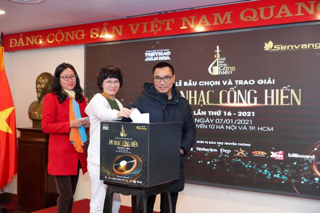 Các nhà báo đầu cầu Hà Nội bỏ phiếu bình chọn giải Cống hiến 2021