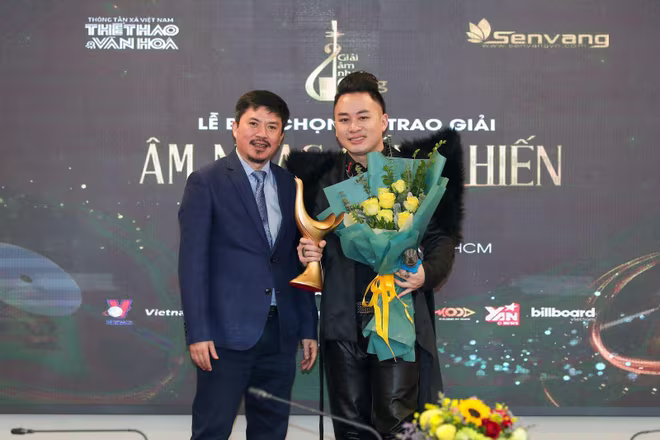 Tùng Dương giành 3 cúp tại giải Cống hiến năm nay