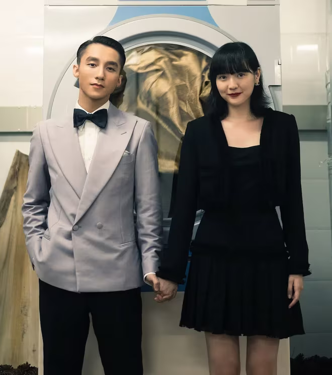 Trong khi anh có thể thoải mái xuất hiện cùng Hải Tú với danh nghĩa Chủ tịch công ty giải trí do anh sáng lập và Hải Tú là gương mặt độc quyền của công ty. Trong khi anh có thể thoải mái xuất hiện cùng Hải Tú với danh nghĩa Chủ tịch công ty giải trí do anh sáng lập và Hải Tú là gương mặt độc quyền của công ty.