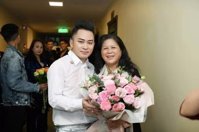 Tùng Dương và người bác ruột mà anh vẫn xem như mẹ nuôi Tùng Dương và người bác ruột mà anh vẫn xem như mẹ nuôi