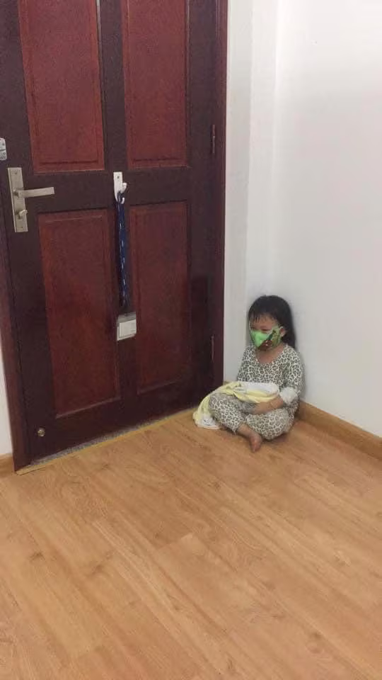 Hình ảnh cô bé khóc đỏ mắt ngóng mẹ khiến Đỗ Mạnh Cường xúc động và quyết định nhận em về nuôi Hình ảnh cô bé khóc đỏ mắt ngóng mẹ khiến Đỗ Mạnh Cường xúc động và quyết định nhận em về nuôi