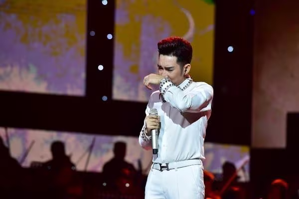 Quang Hà từng phải hủy liveshow "Không thể thay thế" diễn ra tại Cung Văn hóa Hữu nghị Hà Nội vào tháng 9-2019 do địa điểm này gặp phải hỏa hoạn. Quang Hà từng phải hủy liveshow "Không thể thay thế" diễn ra tại Cung Văn hóa Hữu nghị Hà Nội vào tháng 9-2019 do địa điểm này gặp phải hỏa hoạn.