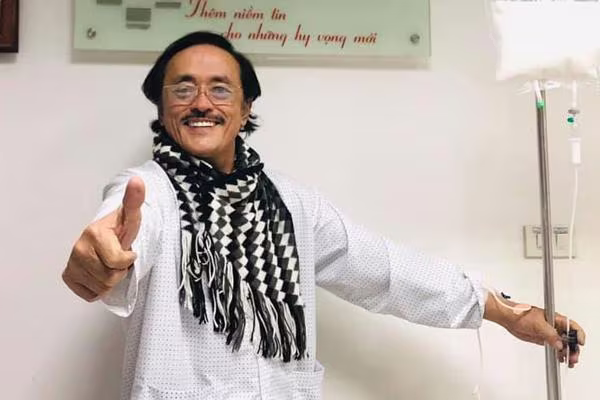 Nụ cười lạc quan của nghệ sĩ Giang Còi khi chiến đấu với bệnh hiểm nghèo Nụ cười lạc quan của nghệ sĩ Giang Còi khi chiến đấu với bệnh hiểm nghèo