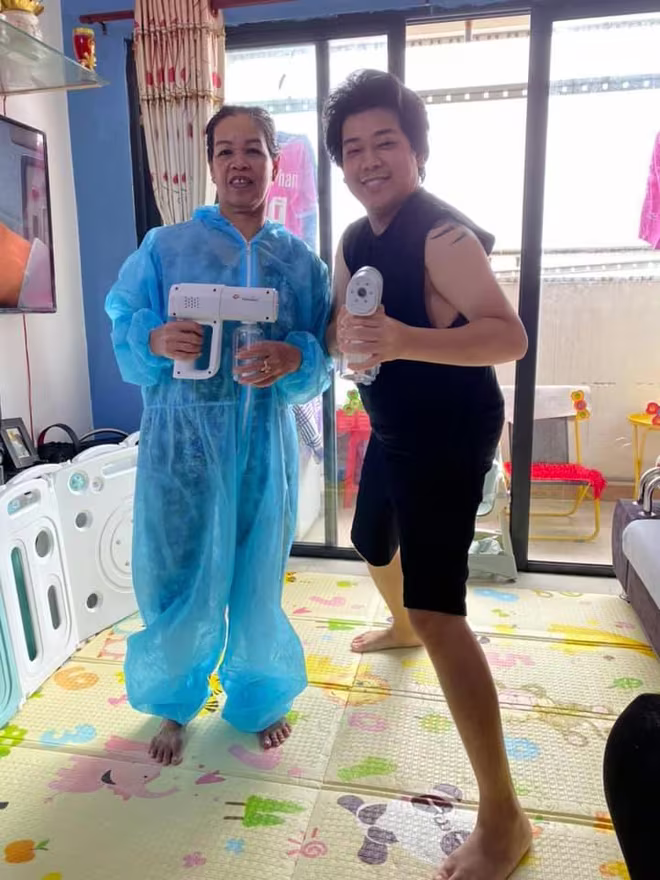 Mẹ của Thanh Tân nhận quà từ bạn bè nam diễn viên là đồ bảo hộ và thiết bị y tế hỗ trợ bà yên tâm hơn khi đi làm việc ở ngoài đường