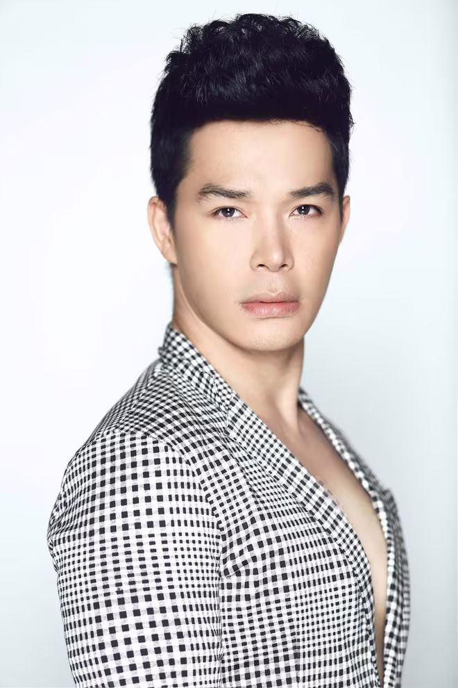 Nathan Lee chi tiền mua độc quyền bài "hit" của Thủy Tiên và nhắn nhủ mọi người chờ thưởng thức âm nhạc đỉnh cao