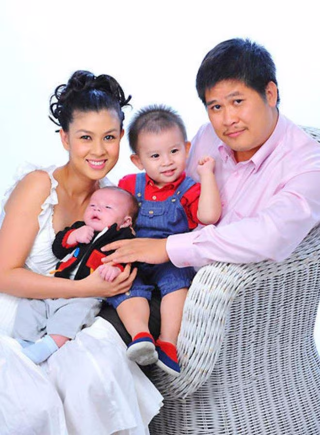 Phước Sang và Kim Thư từng có một tổ ấm nhỏ hạnh phúc với hai cậu con trai kháu khỉnh Phước Sang và Kim Thư từng có một tổ ấm nhỏ hạnh phúc với hai cậu con trai kháu khỉnh