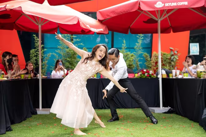 Phan Hiển và bạn nhảy - Thu Hương Phan Hiển và bạn nhảy - Thu Hương