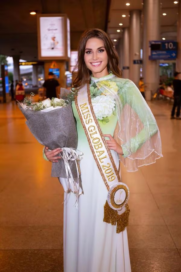 Karolína Kokešová đáp chuyến bay sang TP.HCM để tham dự Tuần lễ thời trang quốc tế 2022 Karolína Kokešová đáp chuyến bay sang TP.HCM để tham dự Tuần lễ thời trang quốc tế 2022