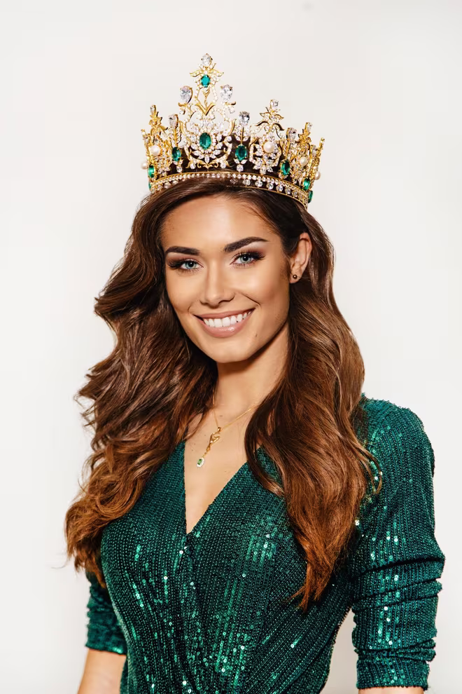 Năm mà Karolína Kokešová tham dự cuộc thi, Miss Global gặp rủi ro trong khâu tổ chức.  Vì thế dẫn đến việc Karolína Kokešová đăng quang trong bộ cánh bình thường trong hậu trường, thay vì mặc đồ dạ hội lộng lẫy. Năm mà Karolína Kokešová tham dự cuộc thi, Miss Global gặp rủi ro trong khâu tổ chức.  Vì thế dẫn đến việc Karolína Kokešová đăng quang trong bộ cánh bình thường trong hậu trường, thay vì mặc đồ dạ hội lộng lẫy.