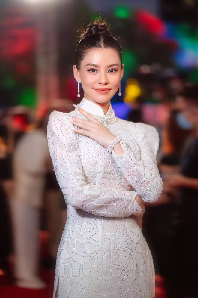 Vẻ đẹp rạng rỡ của Bùi Lan Hương ở ngoài đời Vẻ đẹp rạng rỡ của Bùi Lan Hương ở ngoài đời