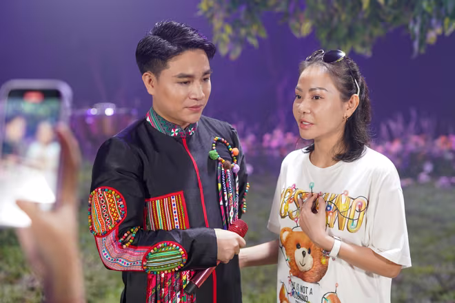Tùng Anh gọi ca sĩ Thu Minh là "mami" - anh từng là học trò của Thu Minh tại sân chơi "The Voice 2017" Tùng Anh gọi ca sĩ Thu Minh là "mami" - anh từng là học trò của Thu Minh tại sân chơi "The Voice 2017"