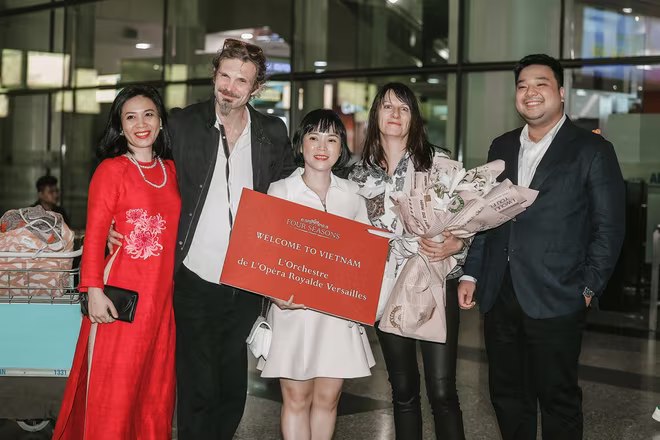 Ông Tony Nguyễn (ngoài cùng bên phải) đại diện IB Group cùng các cộng sự ra sân bay đón các nghệ sĩ của Dàn nhạc Giao hưởng Nhà hát Hoàng gia Versailles Ông Tony Nguyễn (ngoài cùng bên phải) đại diện IB Group cùng các cộng sự ra sân bay đón các nghệ sĩ của Dàn nhạc Giao hưởng Nhà hát Hoàng gia Versailles