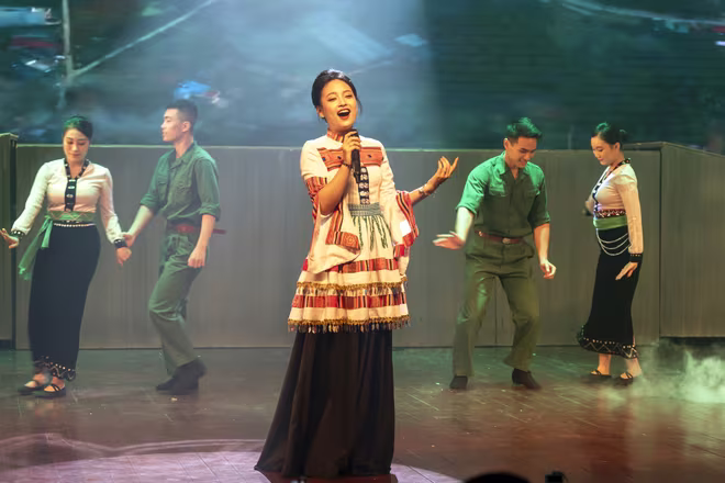 Trung sĩ Ngọc Trâm - Chủ nhiệm đề tài - biểu diễn ca khúc do chính mình sáng tác Trung sĩ Ngọc Trâm - Chủ nhiệm đề tài - biểu diễn ca khúc do chính mình sáng tác