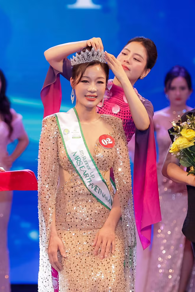 Nguyễn Thị Hồi đăng quang Á hậu 4 "Mrs Earth Vietnam 2024" Nguyễn Thị Hồi đăng quang Á hậu 4 "Mrs Earth Vietnam 2024"