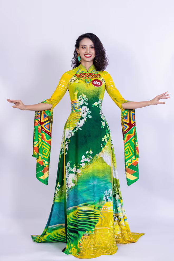 Thiết kế trong bộ sưu tập áo dài &quot;Bản sắc di sản Việt&quot;