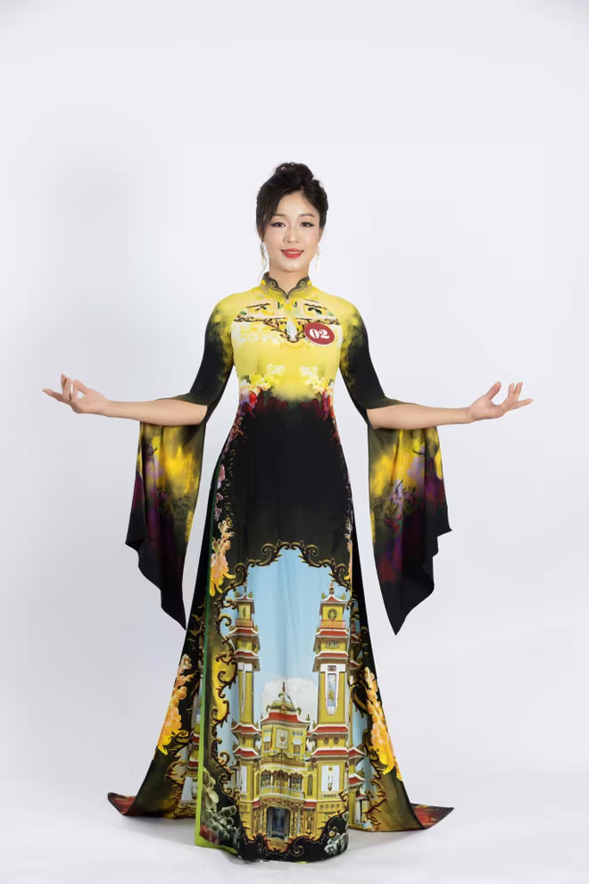 Một mẫu áo dài trong bộ sưu tập &quot;Bản sắc di sản Việt&quot; được thí sinh &quot;Mrs Earth Vietnam 2024&quot; trình diễn trong đêm chung kết.