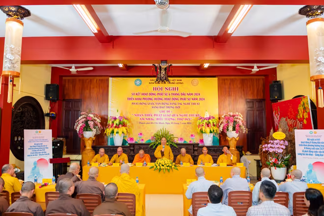 Hòa thượng Thích Thọ Lạc - Trưởng Ban Văn hóa Trung ương cùng các hòa thượng trong Ban Văn hóa Trung ương.