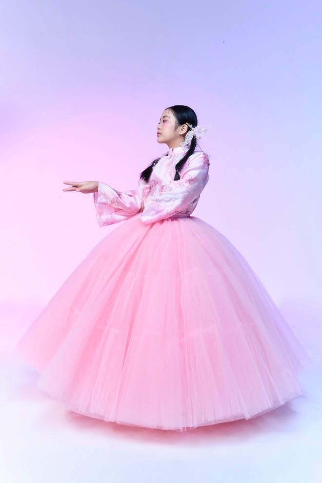 Ấn tượng với bộ sưu tập thời trang "Bách hoa tiên" dành cho trẻ em