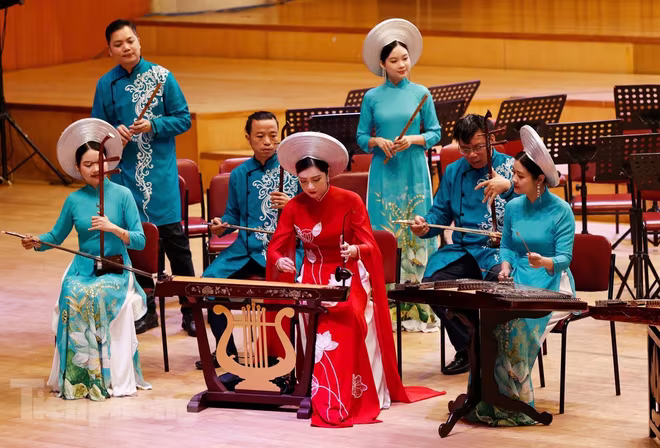 Các nghệ sĩ trình diễn trong chương trình nghệ thuật kỷ niệm 75 năm quan hệ Việt Nam – Liên bang Nga (ảnh: Như Ý)