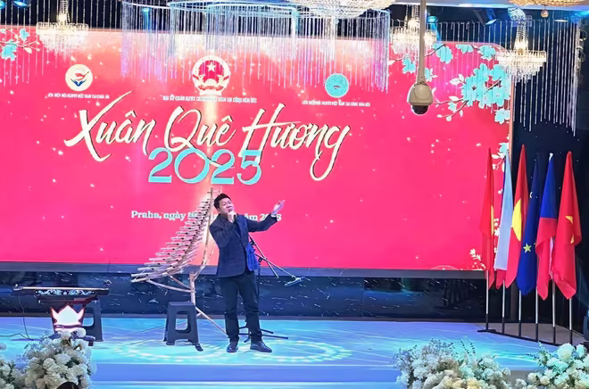 NSND Quốc Hưng hát trong chương trình &quot;Xuân quê hương&quot; tại Cộng hòa Séc