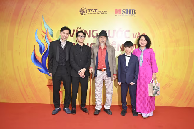 Các thành viên trong gia đình nhạc sĩ Văn Cao