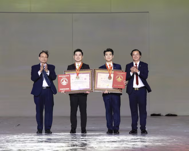 Với 15.000 người tham gia, nghi thức chào cờ, hát &quot;Quốc ca&quot; trong chương trình đã chính thức được xác nhận lập kỷ lục là sự kiện có số lượng cán bộ, nhân viên, đơn vị tham gia nghi thức chào cờ và hát Quốc ca đông nhất Việt Nam.