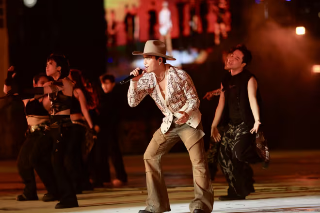 Ca sĩ Mono biểu diễn tại chương trình