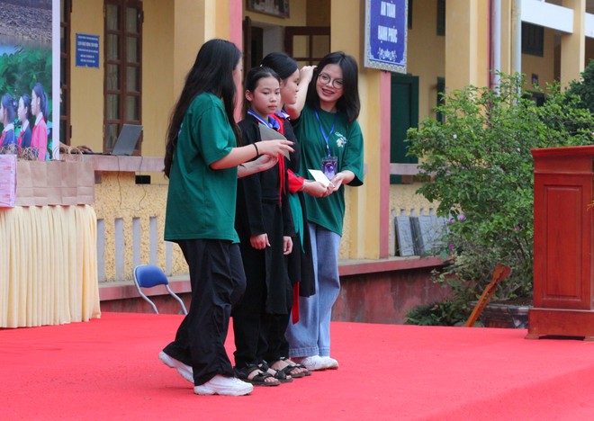 Thành viên ban tổ chức và các em học sinh cùng nhau tham gia trải nghiệm Thành viên ban tổ chức và các em học sinh cùng nhau tham gia trải nghiệm