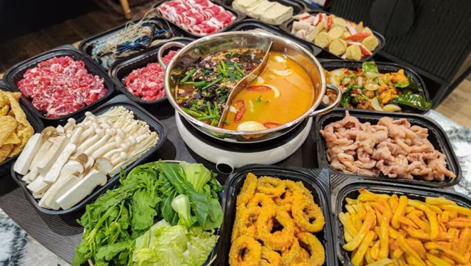 Không gian phố tương đối thoáng, nhiều mặt bằng rộng rãi, phù hợp với nhóm bạn đông người hoặc những buổi gặp mặt gia đình, công ty. Các quán tại đây cũng nhanh chóng bắt kịp xu hướng – từ món ăn "hot" trên mạng xã hội đến phong cách decor bắt mắt phục vụ nhu cầu “sống ảo” khiến con phố này luôn nhộn nhịp, đặc biệt vào buổi tối cuối tuần. Không gian phố tương đối thoáng, nhiều mặt bằng rộng rãi, phù hợp với nhóm bạn đông người hoặc những buổi gặp mặt gia đình, công ty. Các quán tại đây cũng nhanh chóng bắt kịp xu hướng – từ món ăn "hot" trên mạng xã hội đến phong cách decor bắt mắt phục vụ nhu cầu “sống ảo” khiến con phố này luôn nhộn nhịp, đặc biệt vào buổi tối cuối tuần.