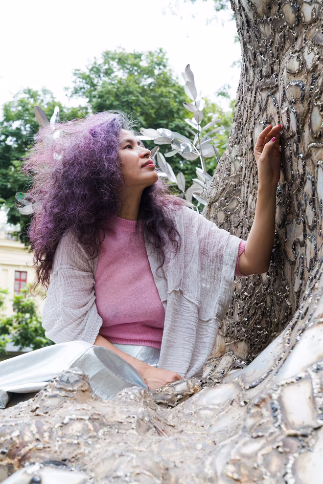 Nghệ sĩ Tia - Thủy Nguyễn bên công trình nghệ thuật &quot;Hồi sinh&quot;