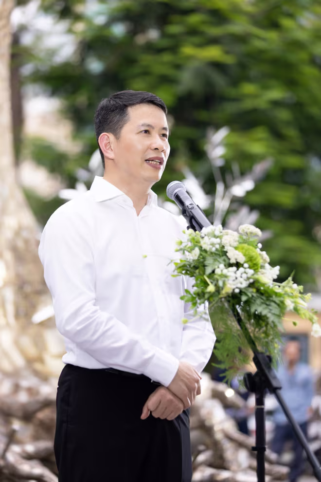 Ông Phạm Tuấn Long - Chủ tịch UBND quận Hoàn Kiếm chia sẻ tại lễ khánh thành công trình nghệ thuật sắp đặt &quot;Hồi sinh&quot; do nghệ sĩ Tia - Thủy Nguyễn và cộng sự thực hiện