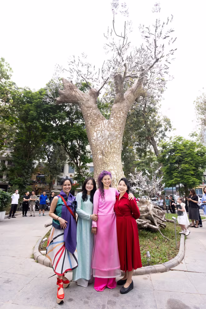 Nhiều nghệ sĩ có mặt để thưỡng làm tác phẩm &quot;Hồi sinh&quot; của Tia - Thủy Nguyễn