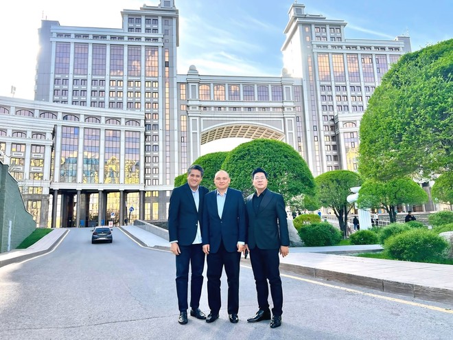 NSND Quốc Hưng và NSND Bùi Công Duy tại Kazakhstan