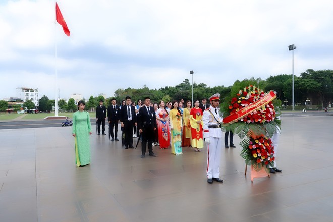Ban tổ chức cùng các thí sinh cuộc thi "Hoa hậu Doanh nhân Đại Việt 2025" dâng hương tưởng niệm Chủ tịch Hồ Chí Minh tại tượng đài Bác Hồ với các dân tộc Tây Nguyên