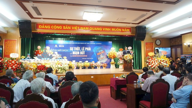 Lễ ra mắt sách của nhà báo - nhà văn Hồ Quang Lợi thu hút sự tham gia của đông đảo các địa diện Bô, ban, ngành, các nhà báo lão thành và giới trí thức