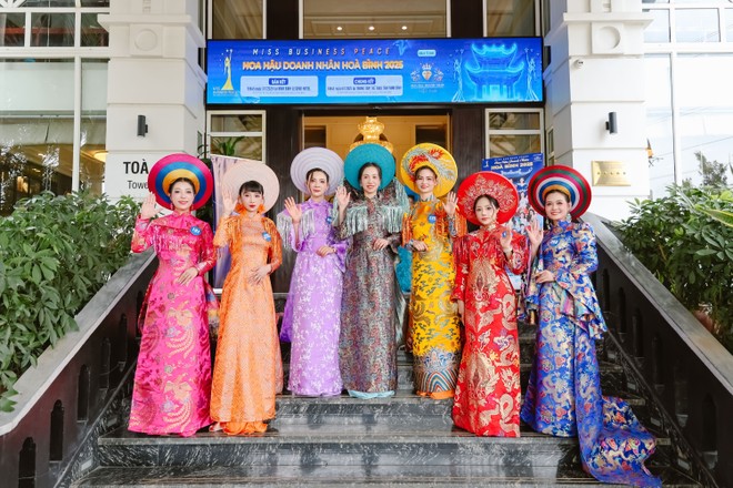 Trước đó vào sáng cùng ngày, các thí sinh đã tề tựu đông đủ tại Khách sạn Ninh Bình Legend để bắt đầu hành trình chinh phục vương miện Trước đó vào sáng cùng ngày, các thí sinh đã tề tựu đông đủ tại Khách sạn Ninh Bình Legend để bắt đầu hành trình chinh phục vương miện