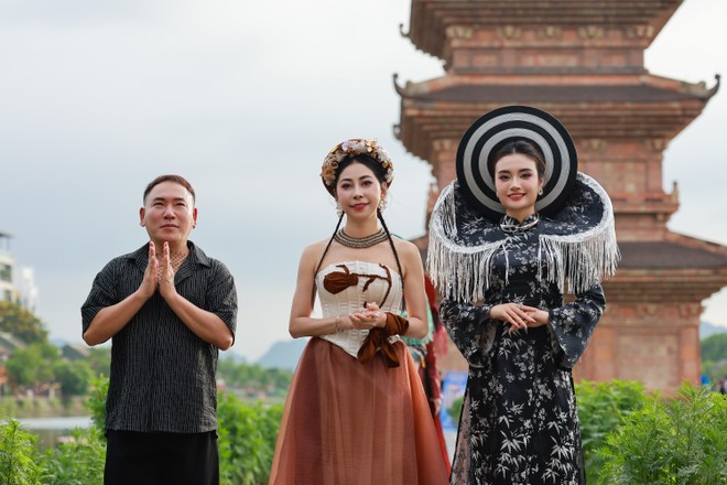 NKT Tony Phạm – chủ nhân của bộ sưu tập áo dài trong buổi trình diễn thời trang cùng Phó Chủ tịch cuộc thi – Á hậu Hạnh Nguyên và "Hoa hậu Trí tuệ" Võ Thục Uyên NKT Tony Phạm – chủ nhân của bộ sưu tập áo dài trong buổi trình diễn thời trang cùng Phó Chủ tịch cuộc thi – Á hậu Hạnh Nguyên và "Hoa hậu Trí tuệ" Võ Thục Uyên