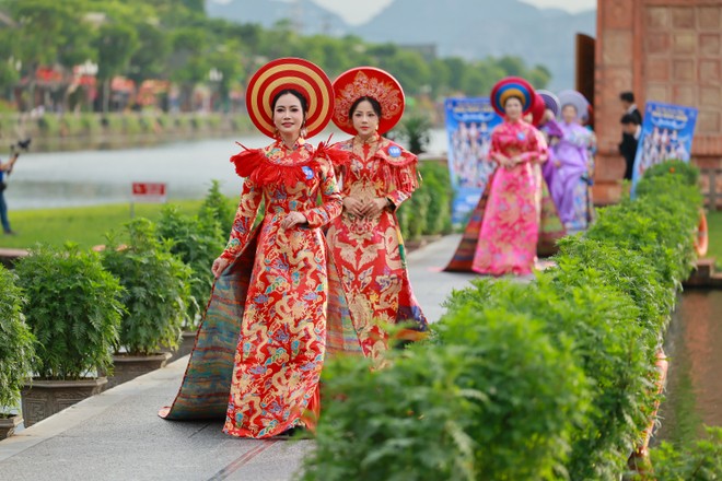 Những tà áo dài với họa tiết họa tiết rồng phượng và hồn Việt khơi gợi ký ức cố đô Những tà áo dài với họa tiết họa tiết rồng phượng và hồn Việt khơi gợi ký ức cố đô