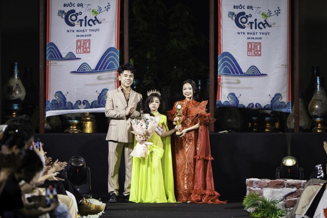 Nhà thiết kế Nhật Thực cùng hai mẫu "nhí" tài năng đã và đang song hành cùng anh trong địa hạt thời trang: "Đại sứ Truyền thông 2024" Mary Quỳnh Anh và "Đại sứ Truyền thông 2025" Mari Vi Anh. Nhà thiết kế Nhật Thực cùng hai mẫu "nhí" tài năng đã và đang song hành cùng anh trong địa hạt thời trang: "Đại sứ Truyền thông 2024" Mary Quỳnh Anh và "Đại sứ Truyền thông 2025" Mari Vi Anh.