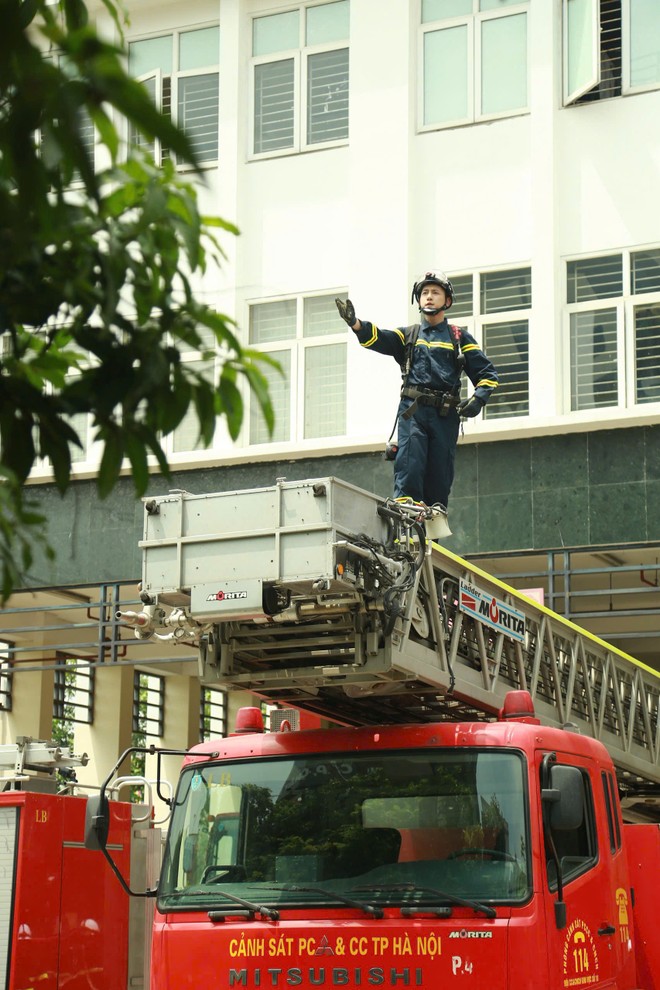 Hình ảnh các chiến sĩ Công an Hà Nội ngày đêm sẵn sàng làm nhiệm vụ giữ gìn bình yên cuộc sống với tinh thần "Vì nước quên thân, vì dân phục vụ" Hình ảnh các chiến sĩ Công an Hà Nội ngày đêm sẵn sàng làm nhiệm vụ giữ gìn bình yên cuộc sống với tinh thần "Vì nước quên thân, vì dân phục vụ"