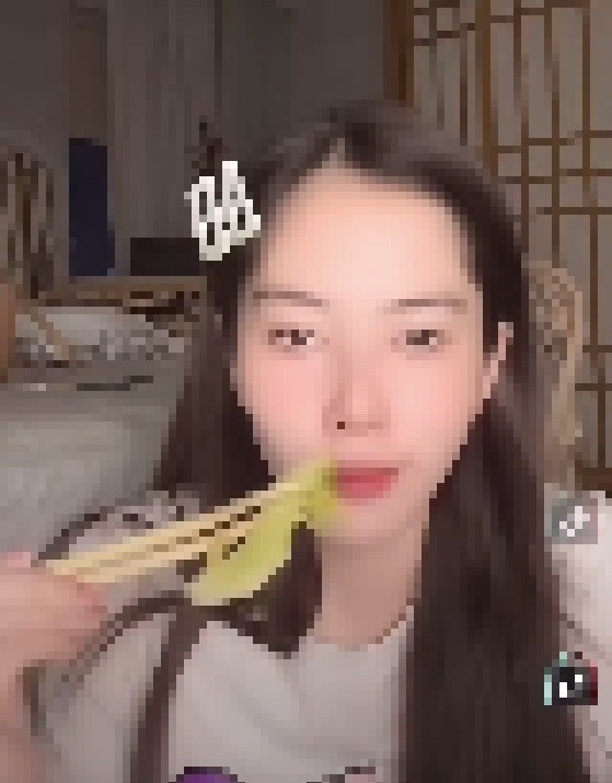 N.E thản nhiên tiếp tục &quot;livestream&quot; sau khi bị cơ quan chức năng xử phạt hành chính vì những phát ngôn gây hoang mang dư luận, xúc phạm danh nhân, anh hùng dân tộc