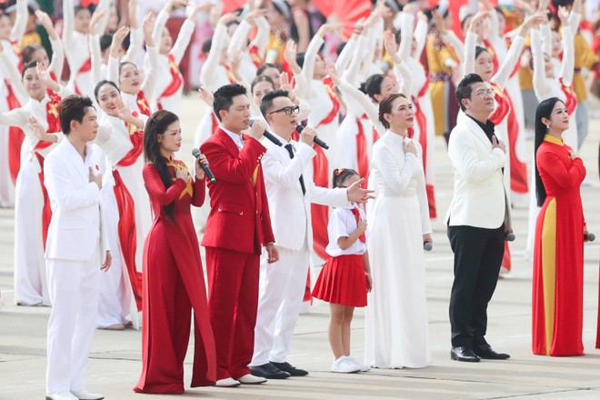 Hoàng Bách tham gia màn đồng diễn “Việt Nam ơi, cùng bước tới vinh quang” cùng 80 nghệ sĩ và vũ đoàn, tạo nên màn trình diễn hoành tráng và giàu cảm xúc tại lễ diễu binh, diễu hành sáng 2-9 vừa qua Hoàng Bách tham gia màn đồng diễn “Việt Nam ơi, cùng bước tới vinh quang” cùng 80 nghệ sĩ và vũ đoàn, tạo nên màn trình diễn hoành tráng và giàu cảm xúc tại lễ diễu binh, diễu hành sáng 2-9 vừa qua